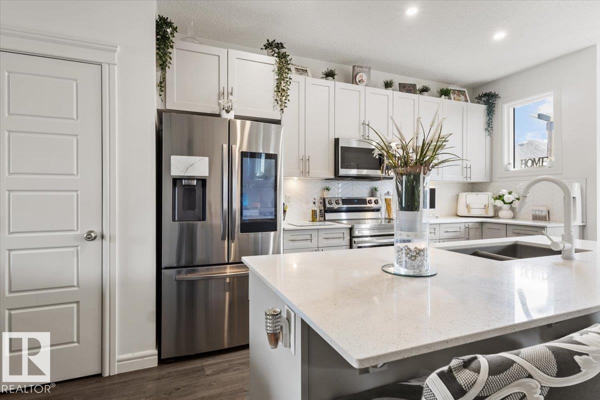 5213 22 AV SW — photo 8