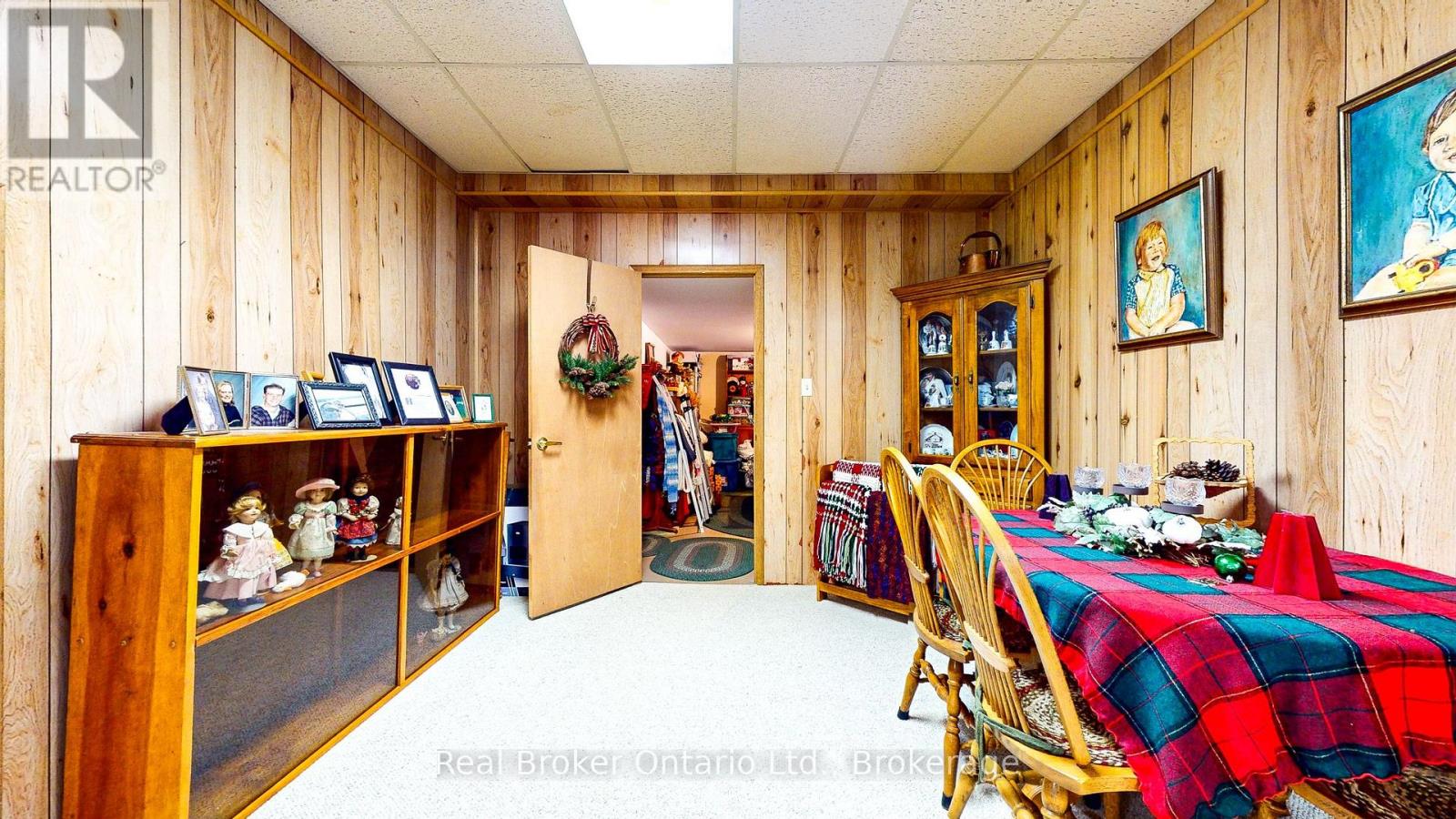 14 SENECA CRESCENT - 17