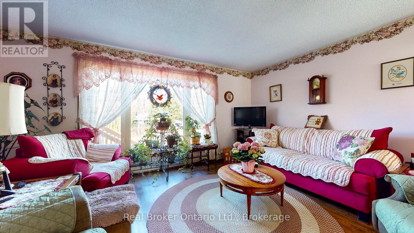 14 SENECA CRESCENT - 28