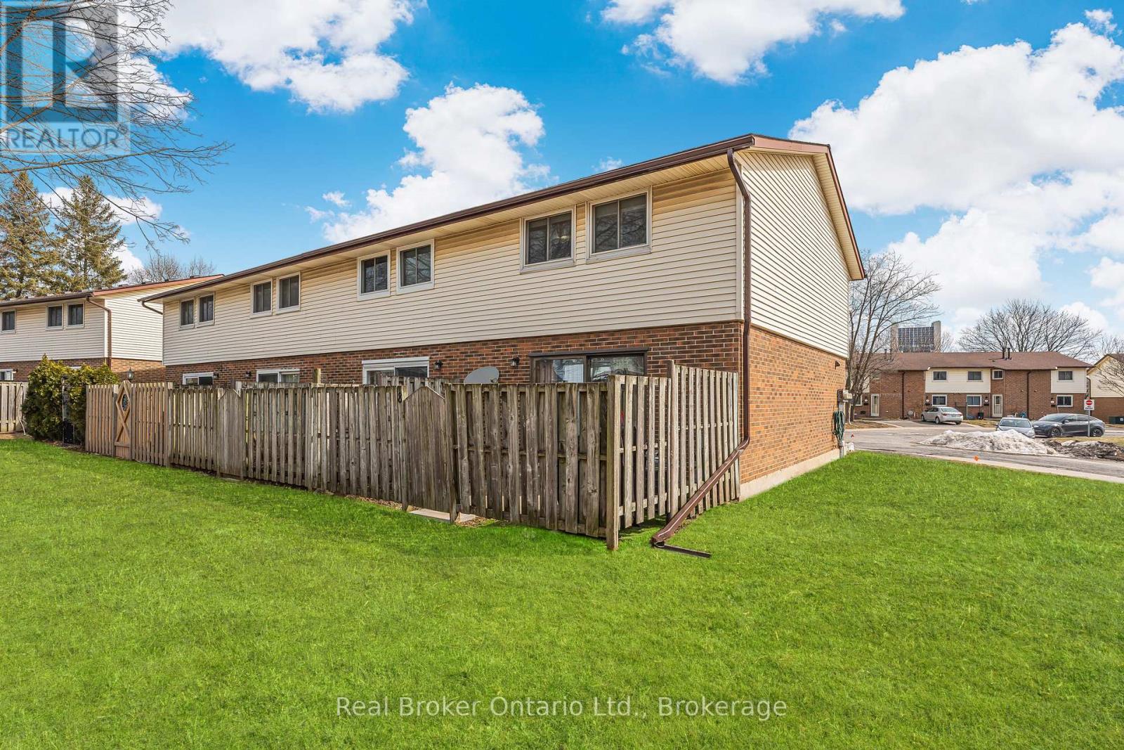 #8 5982 DUNN STREET - 27