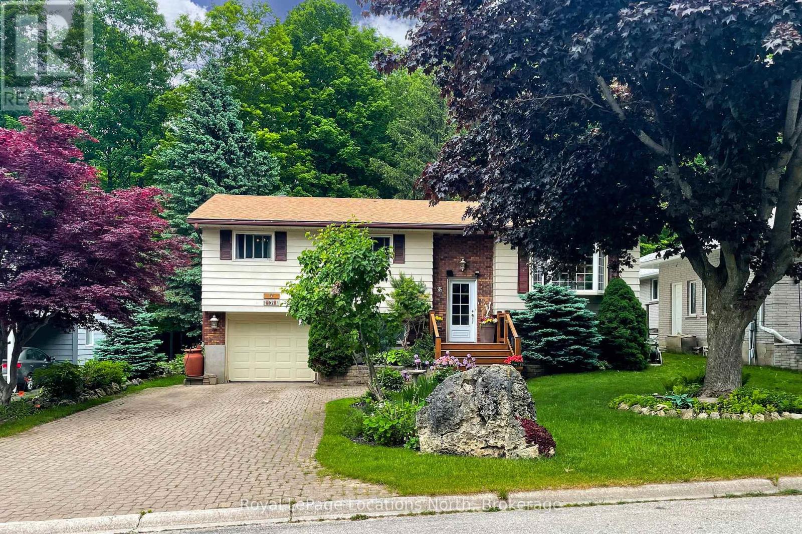 62 PARKLANE CRESCENT - 1