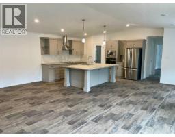 Kitchen - 10 Chimo Crescent, Elkford, BC V0B1H0 Photo 8