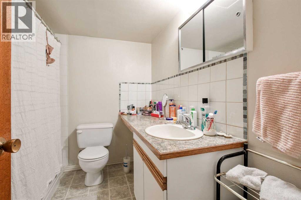 2705 38 Street SW - 18