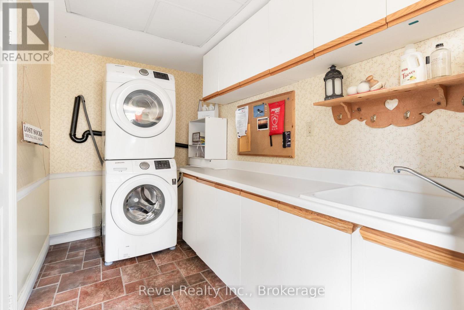 27 CEDAR CRESCENT - 21