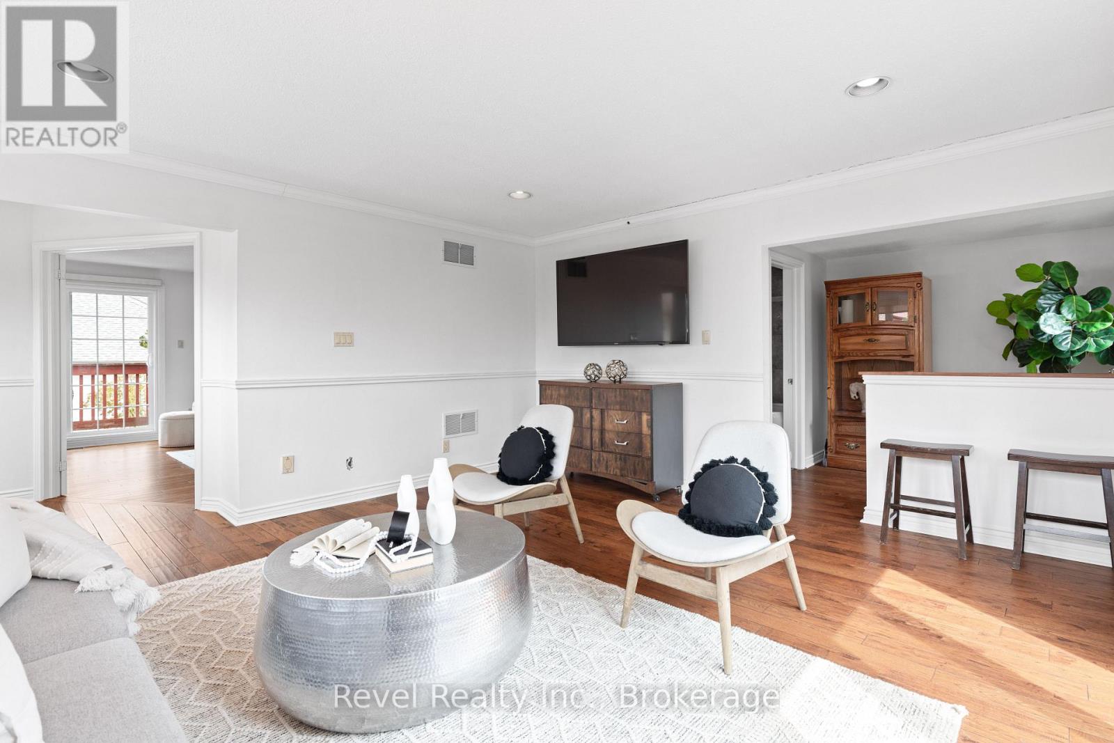 27 CEDAR CRESCENT - 24