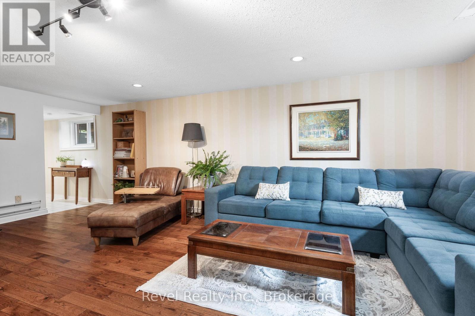 27 CEDAR CRESCENT - 32