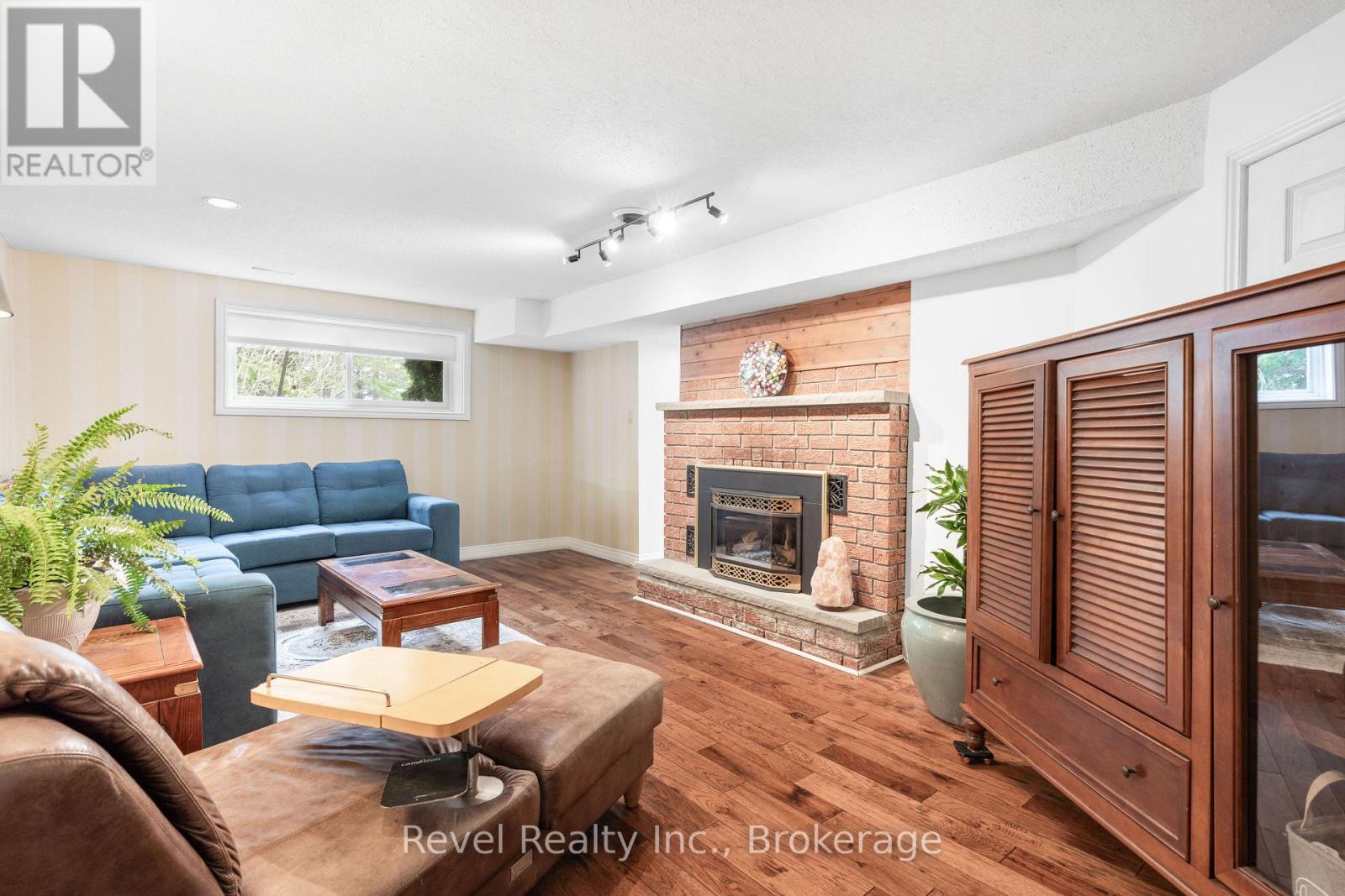 27 CEDAR CRESCENT - 33