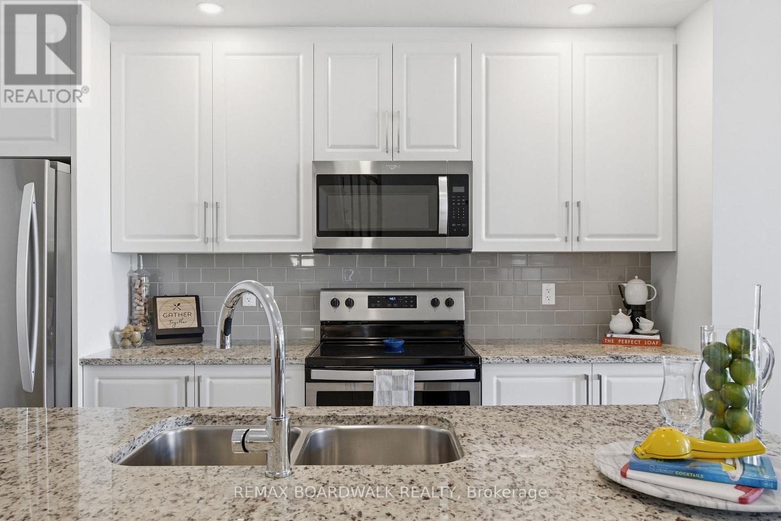 543 LABRADOR CRESCENT — photo 11 of 45