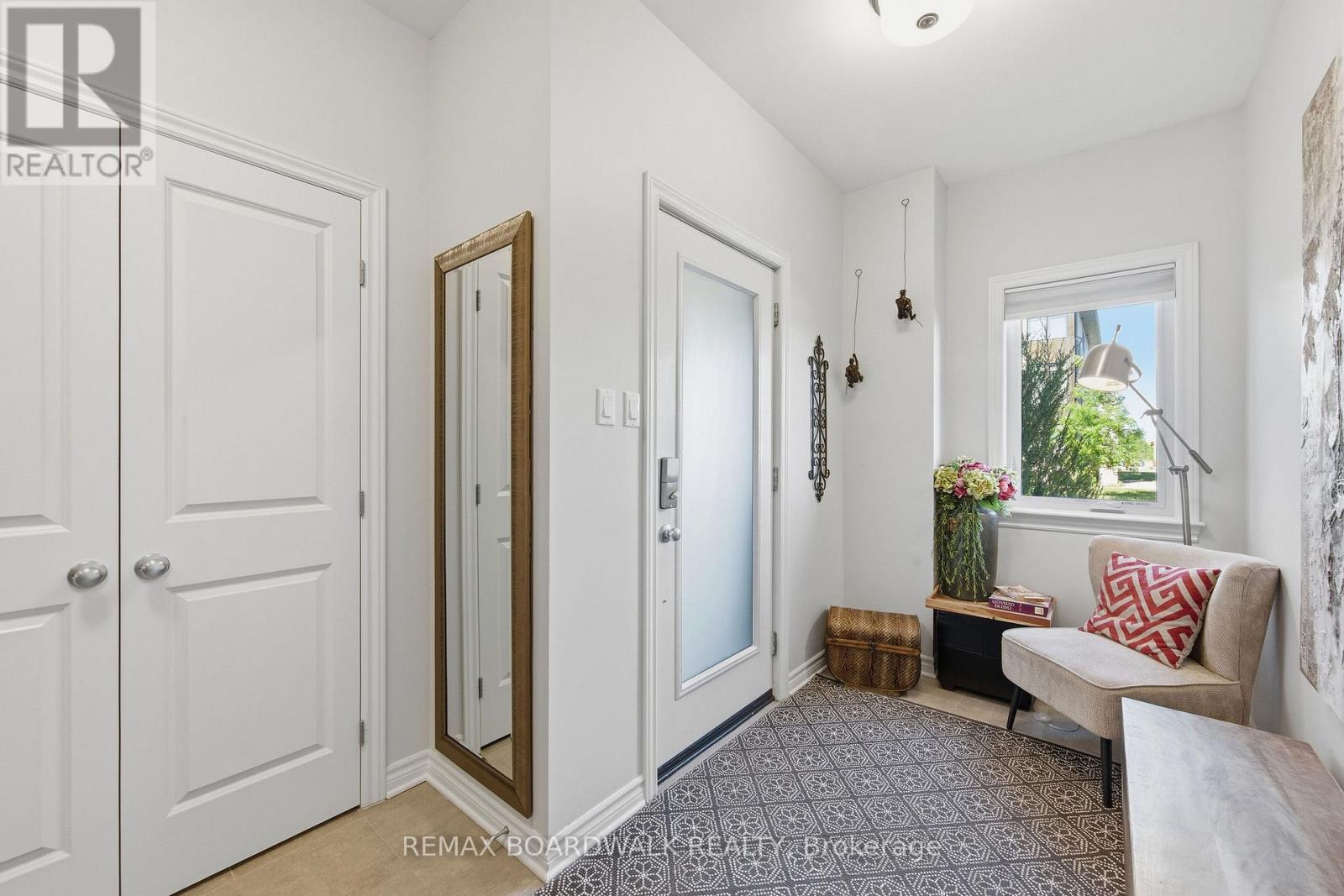 543 LABRADOR CRESCENT — photo 6 of 45
