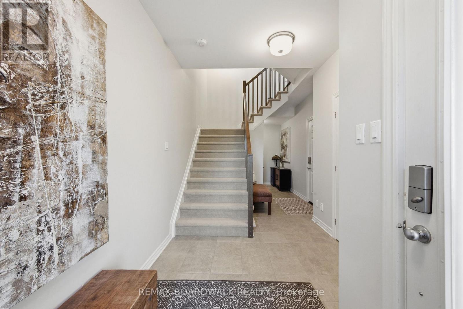 543 LABRADOR CRESCENT — photo 7 of 45