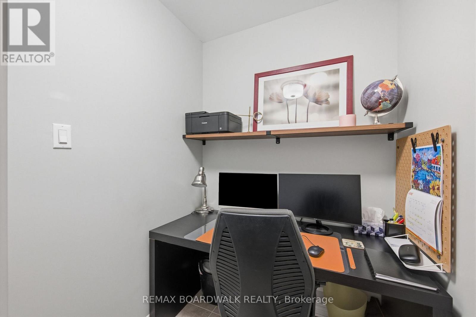 543 LABRADOR CRESCENT — photo 9 of 45