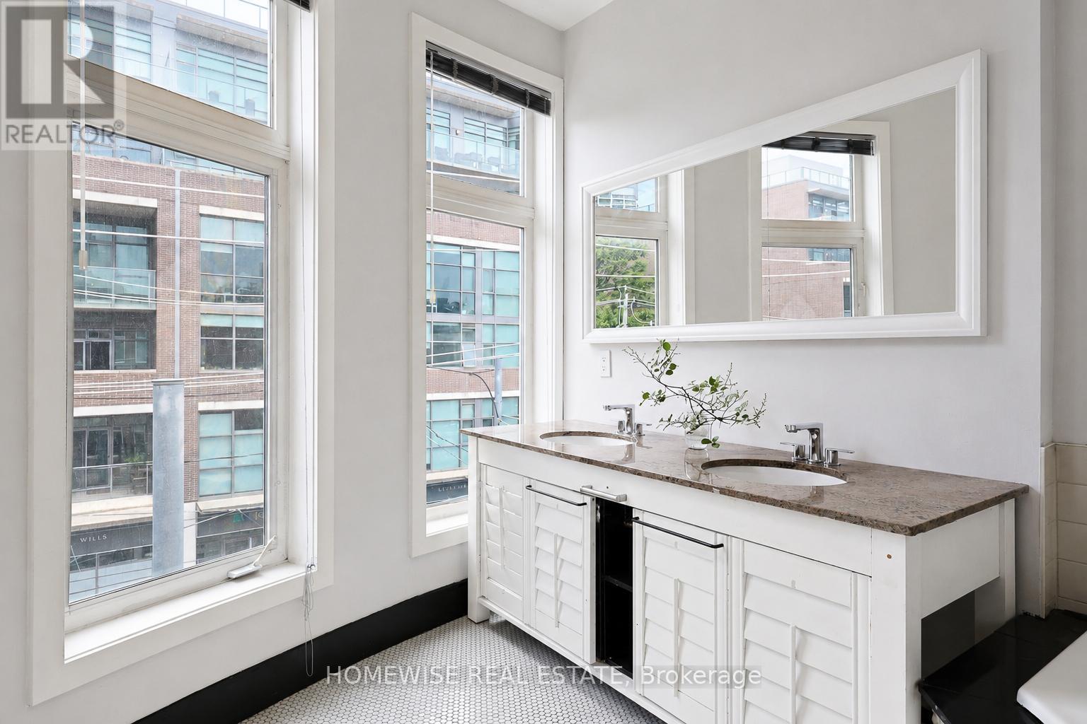 476 KING STREET E - 23