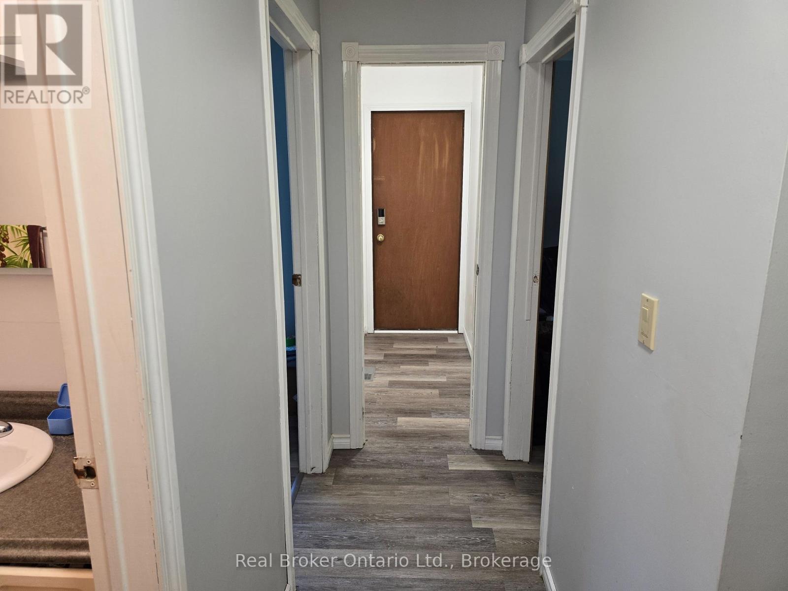 525 MAIN STREET W - 6