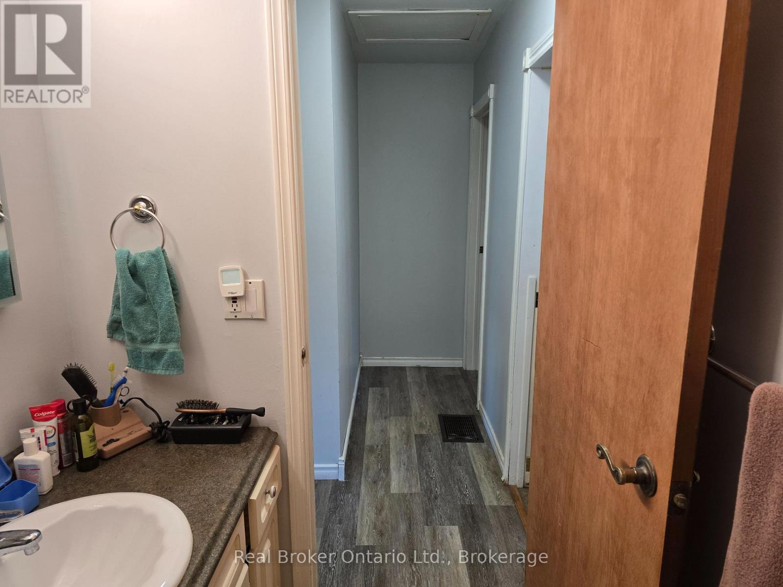 525 MAIN STREET W - 5
