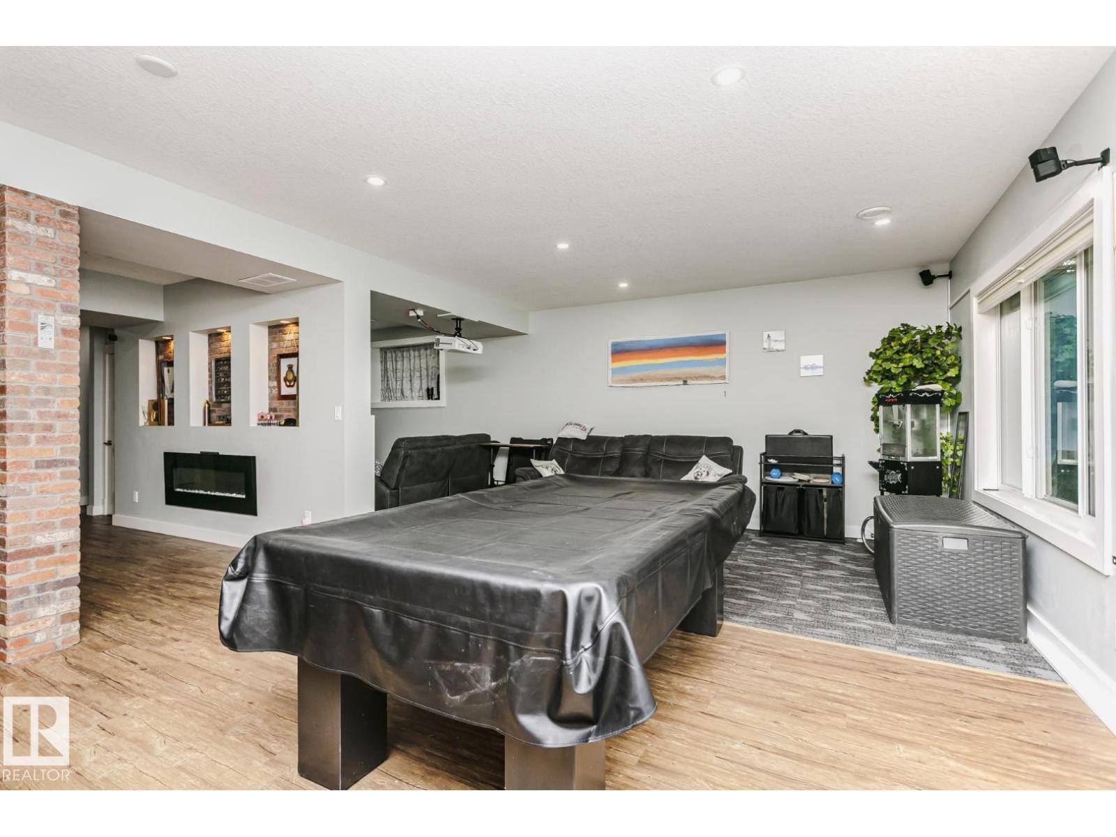 5414 64 ST - 40