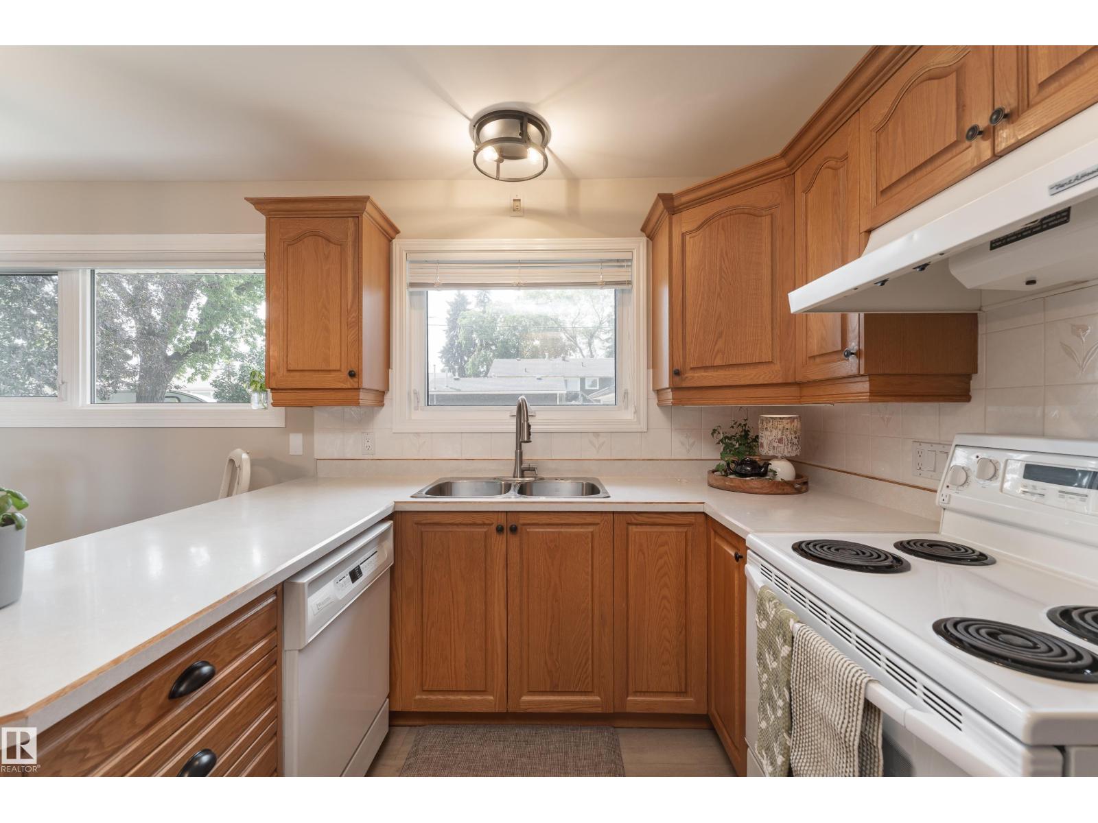 7223 95 AV NW — photo 12