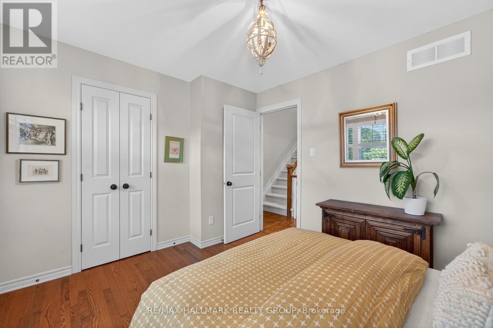 320 IONA STREET - 18