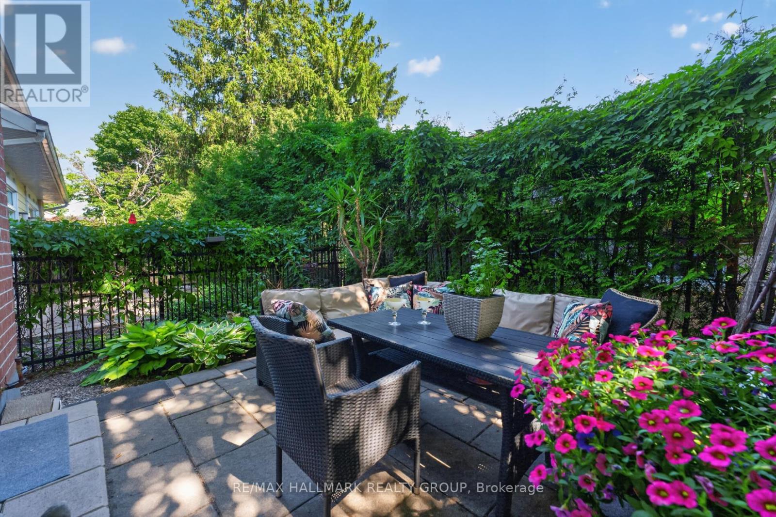 320 IONA STREET - 28