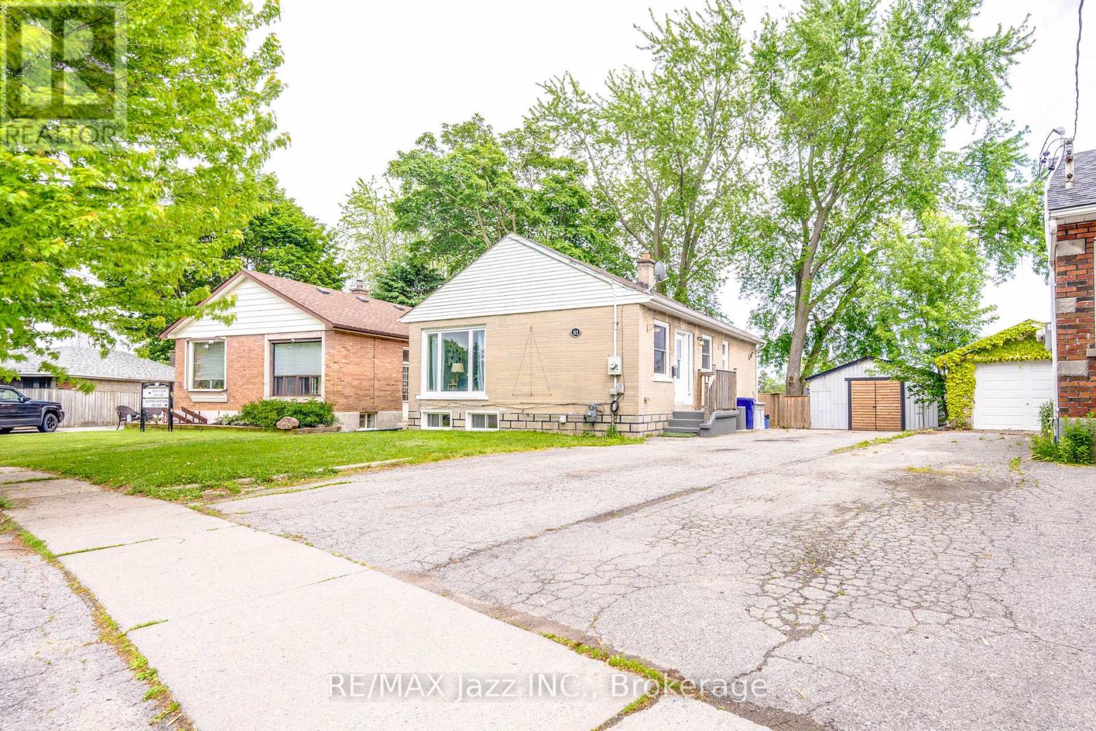 Large driveway with parking for 5 cars