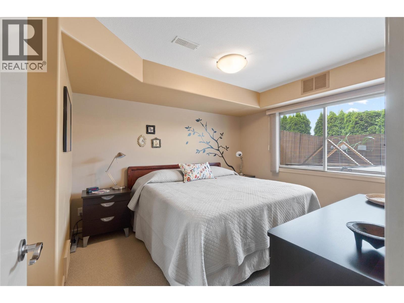 #4 776 Dunrobin Drive - 32