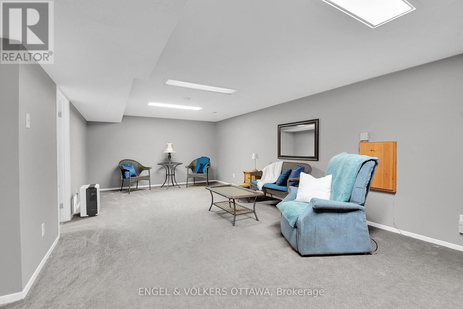 2123 BLUE JAY CRESCENT - 19