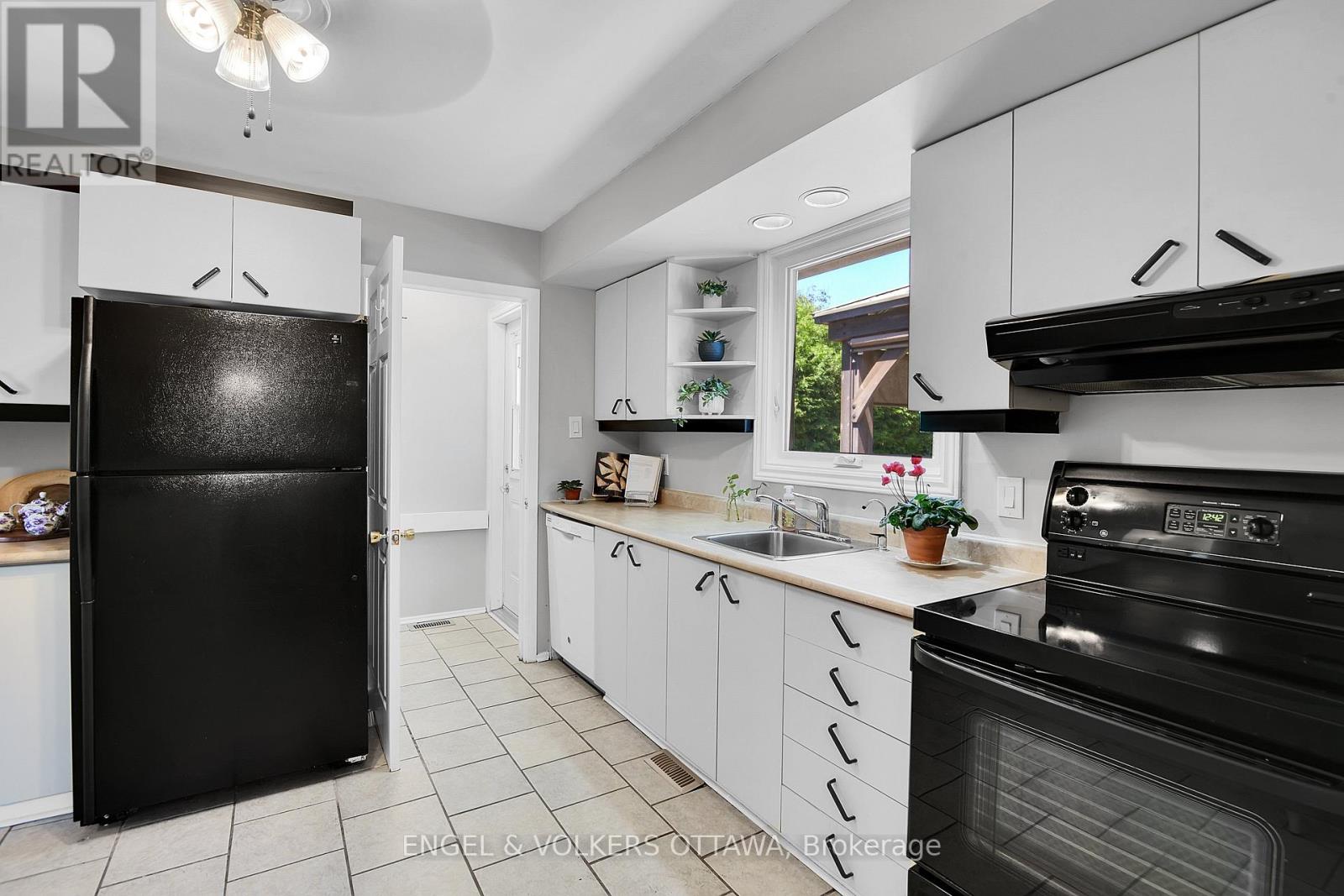 2123 BLUE JAY CRESCENT - 12