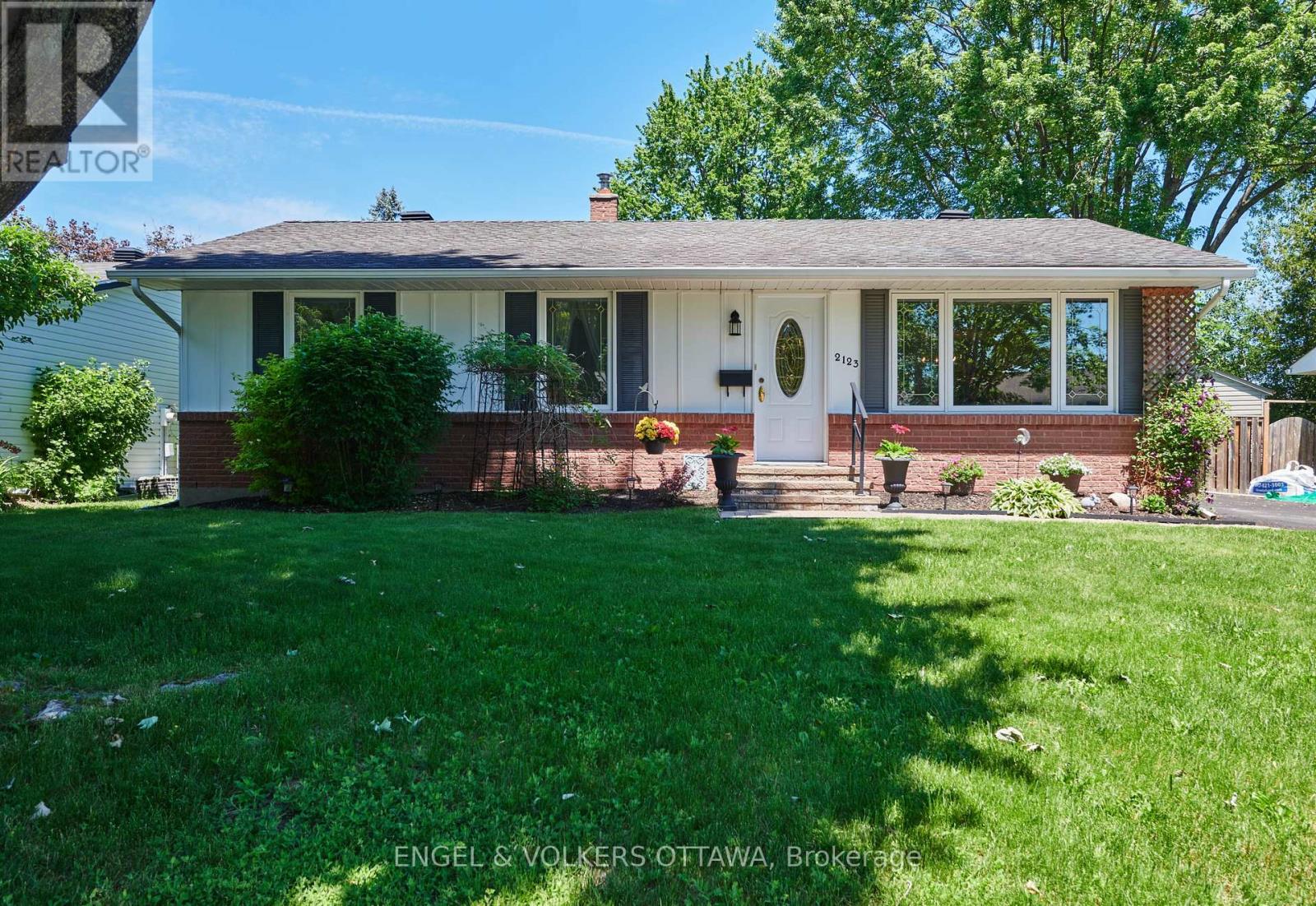 2123 BLUE JAY CRESCENT - 1