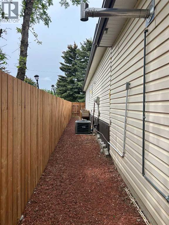 104 4 Avenue NE - 18