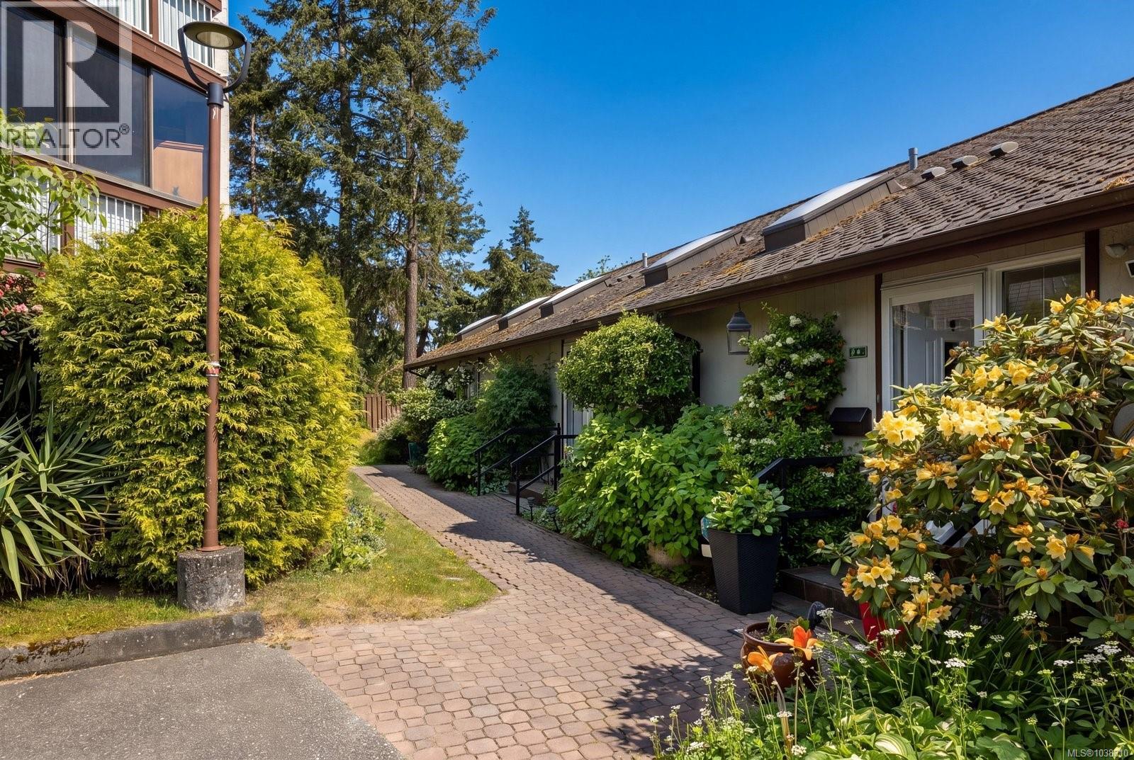 #3 67 Gorge Rd W - 25
