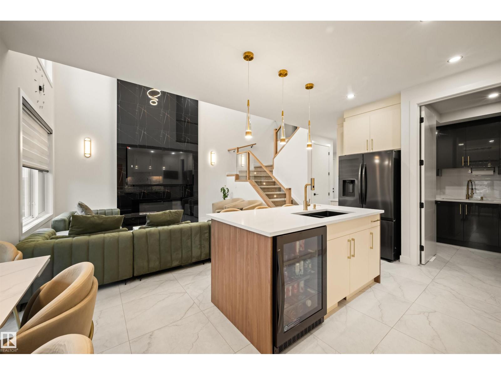 3512 45 AV NW - 18