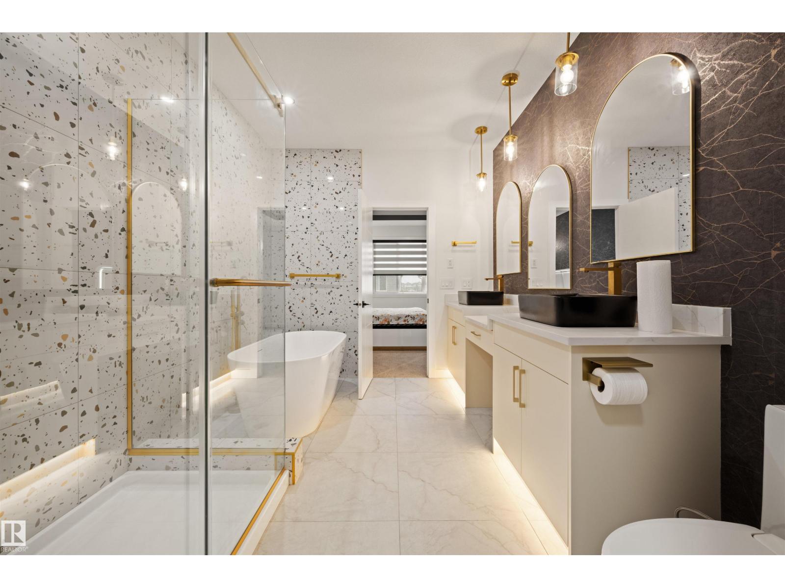 3512 45 AV NW - 35