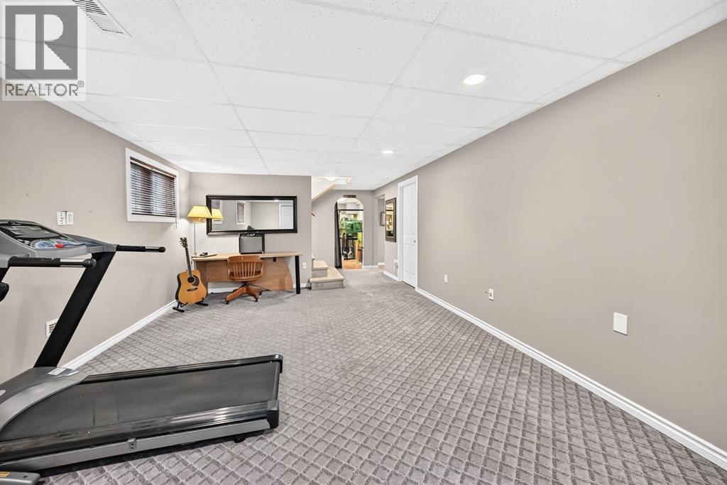 94 Elk Hill SE - 36