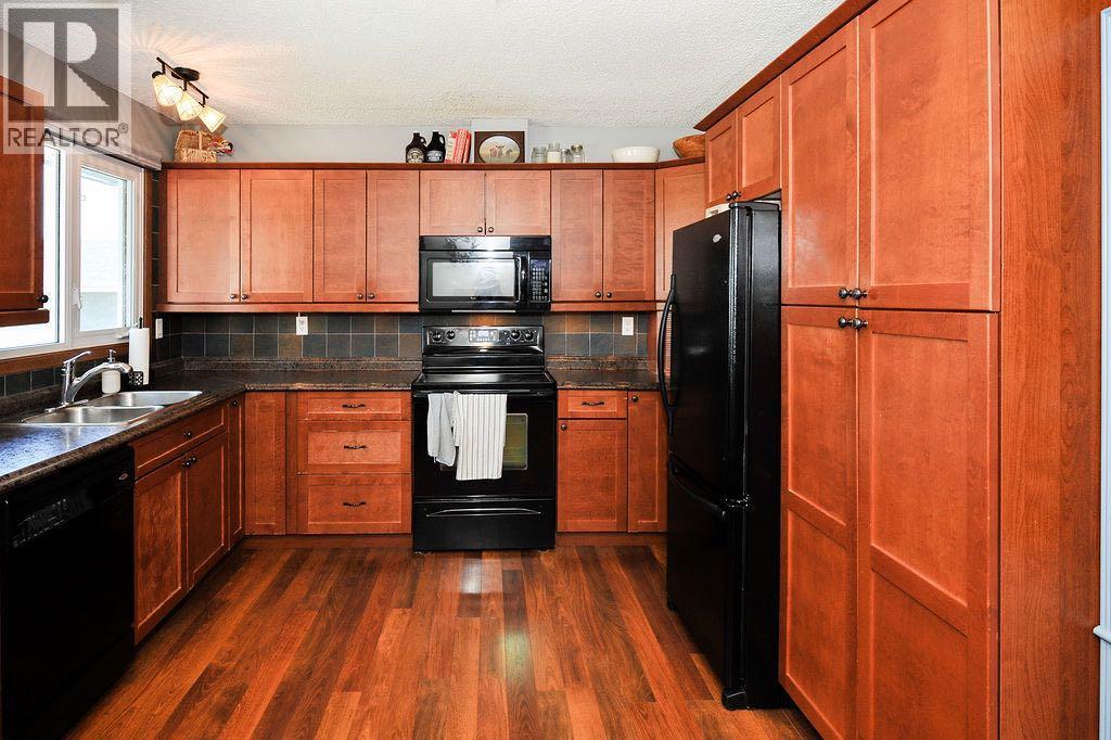4414 67 Street — photo 9