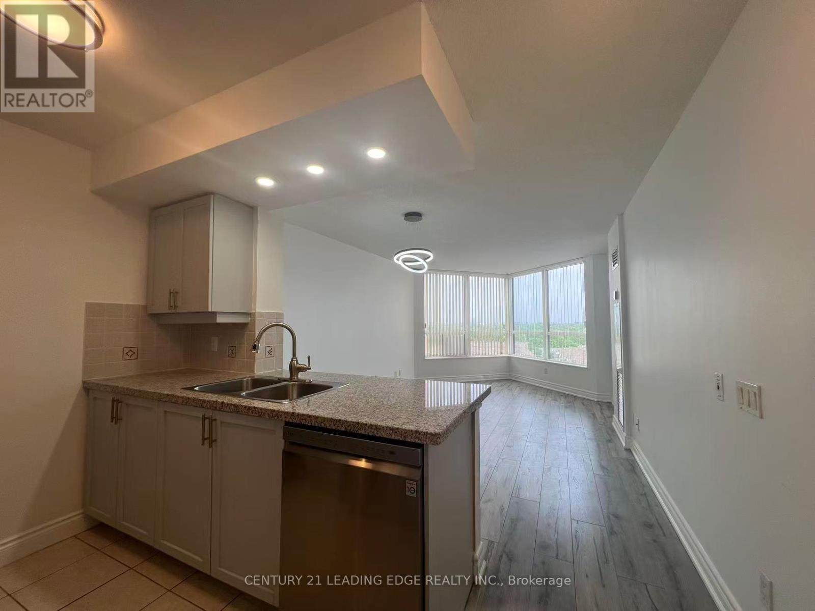 #913 10 NORTHTOWN WAY - 4
