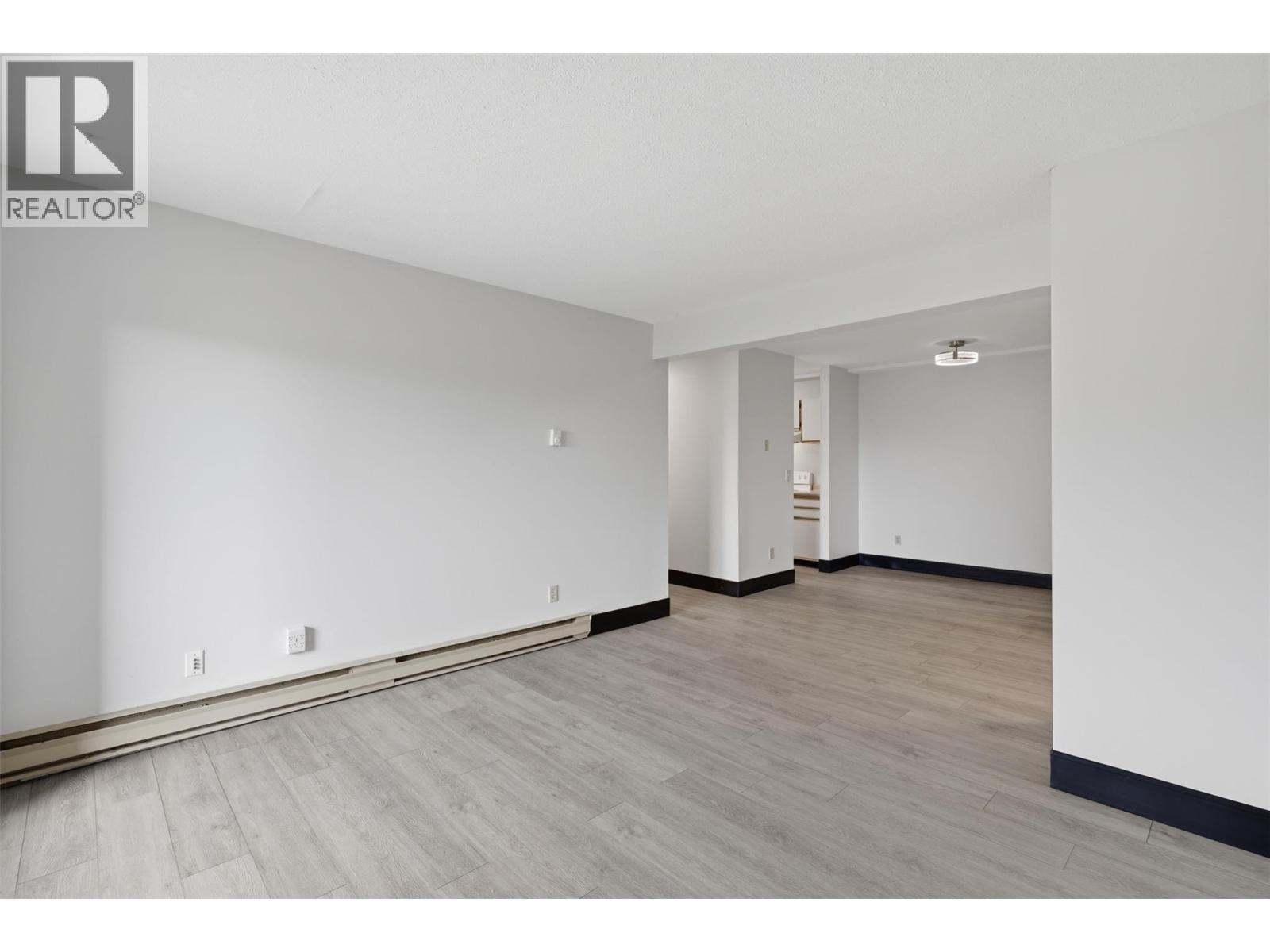 #102 44 WHITESHIELD Crescent S - 16