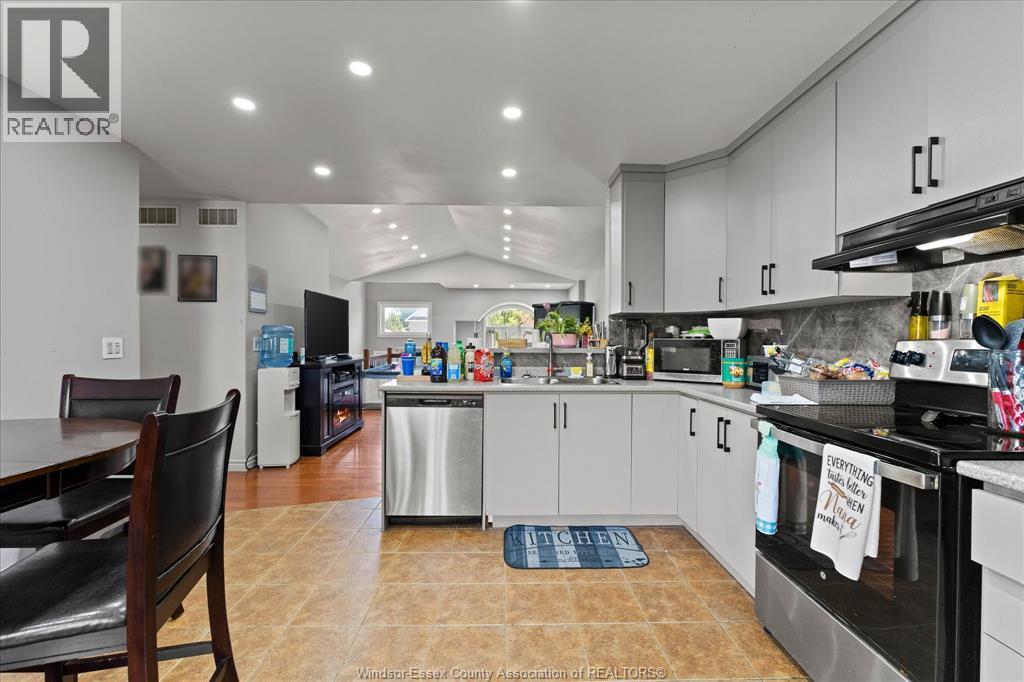 4697 HELSINKI CRESCENT - 10