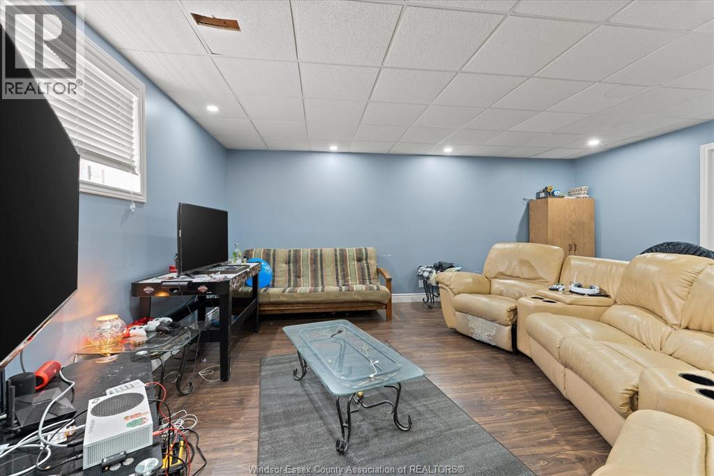 4697 HELSINKI CRESCENT - 19