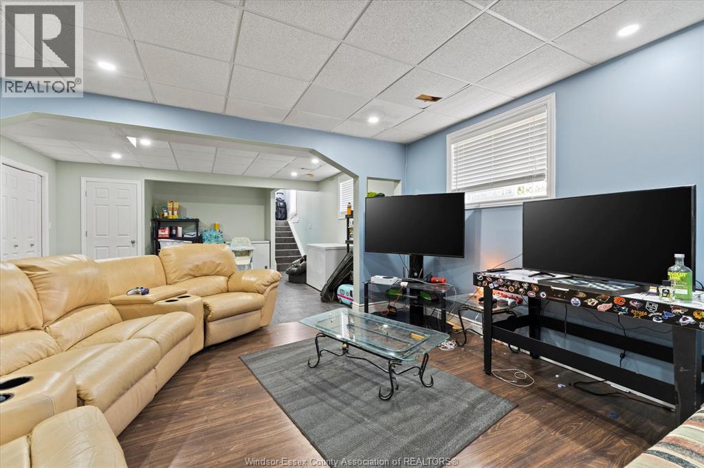 4697 HELSINKI CRESCENT - 20
