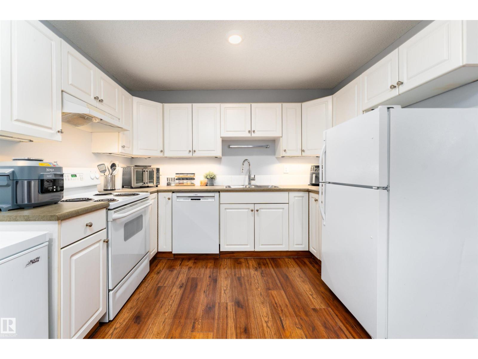 #26 10208 113 ST NW - 1