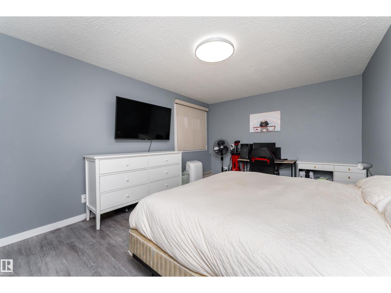 #26 10208 113 ST NW - 13