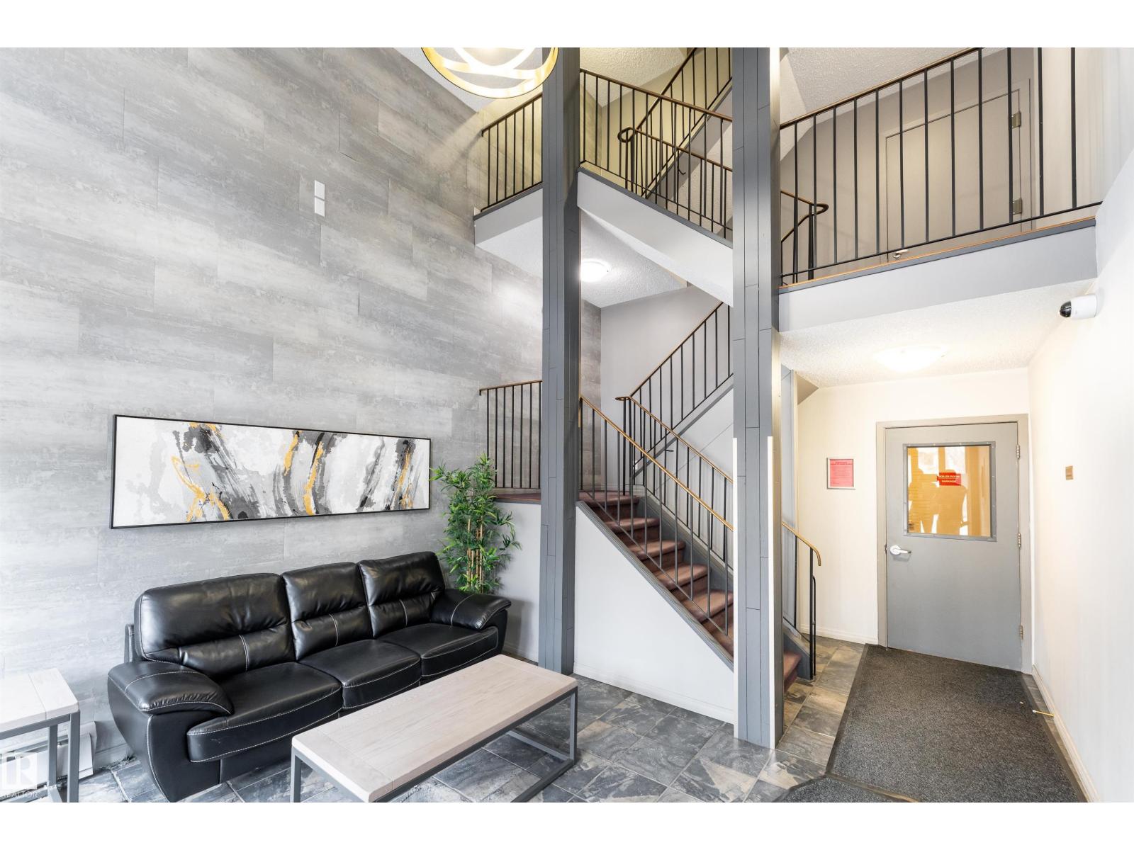 #26 10208 113 ST NW - 18