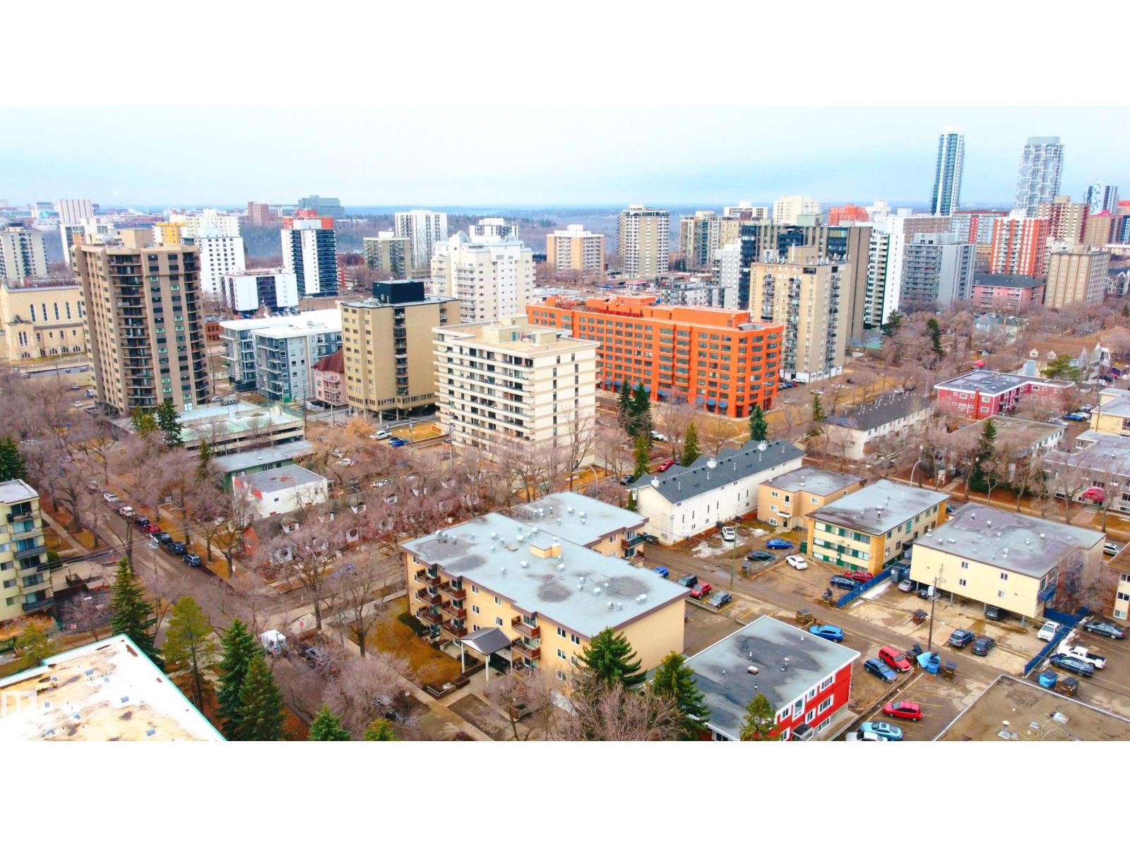 #26 10208 113 ST NW - 26