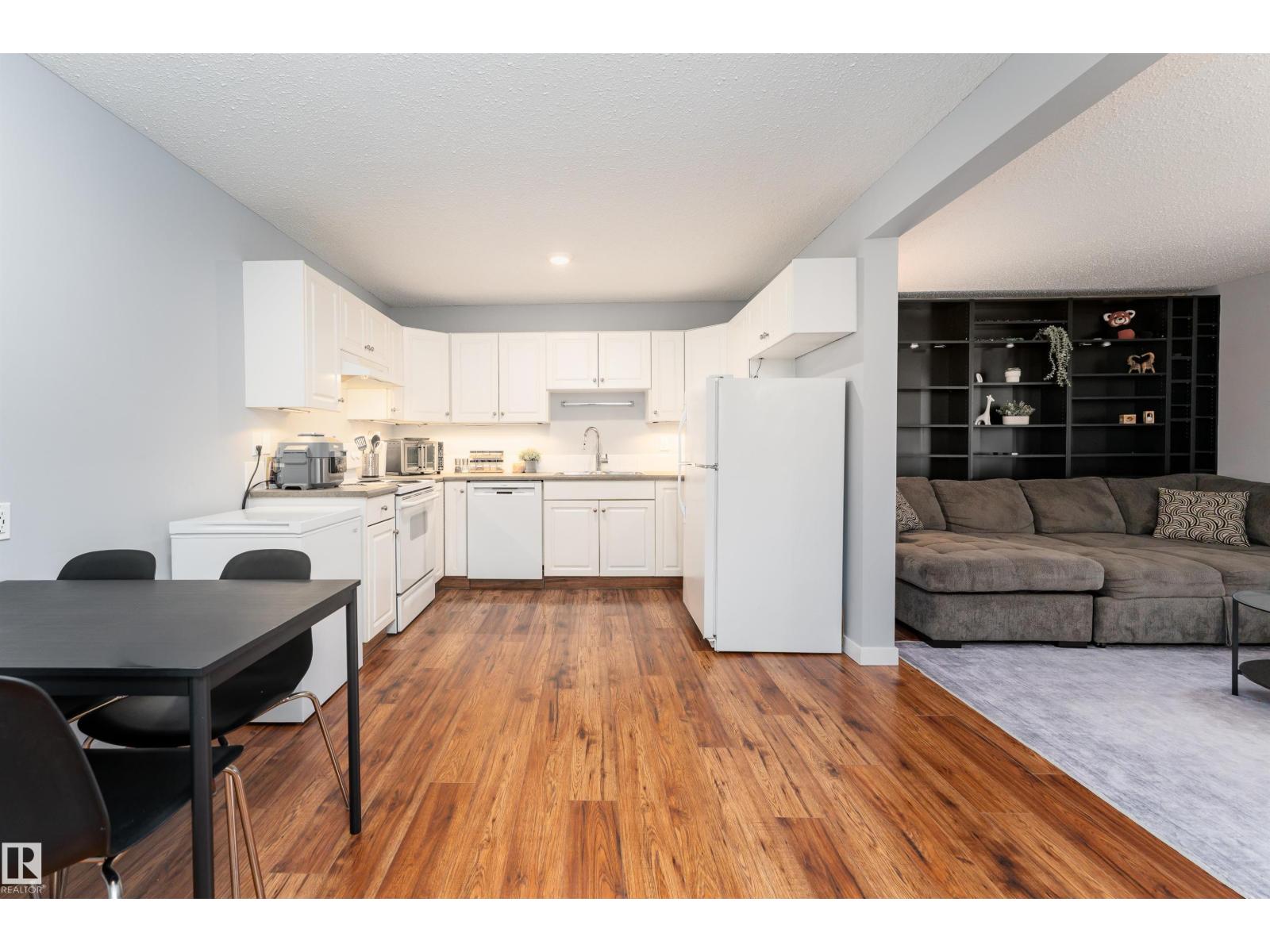 #26 10208 113 ST NW - 3