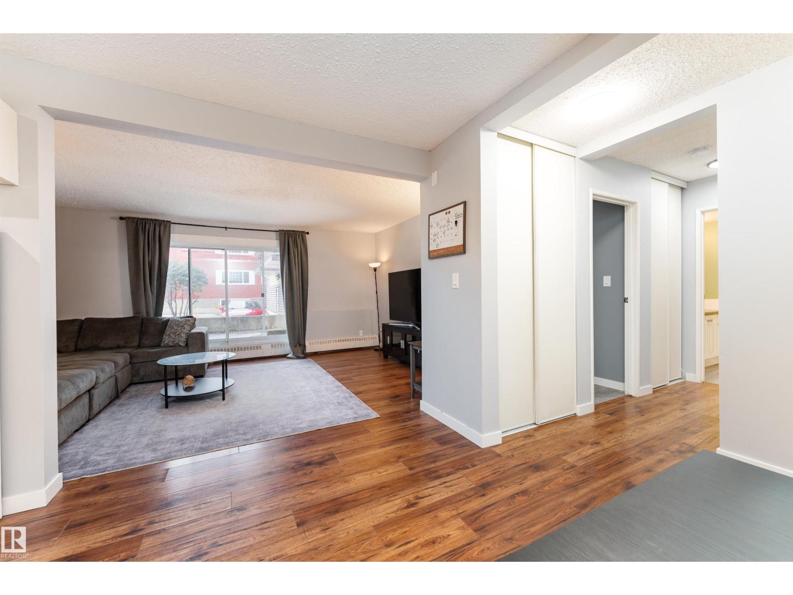 #26 10208 113 ST NW - 4