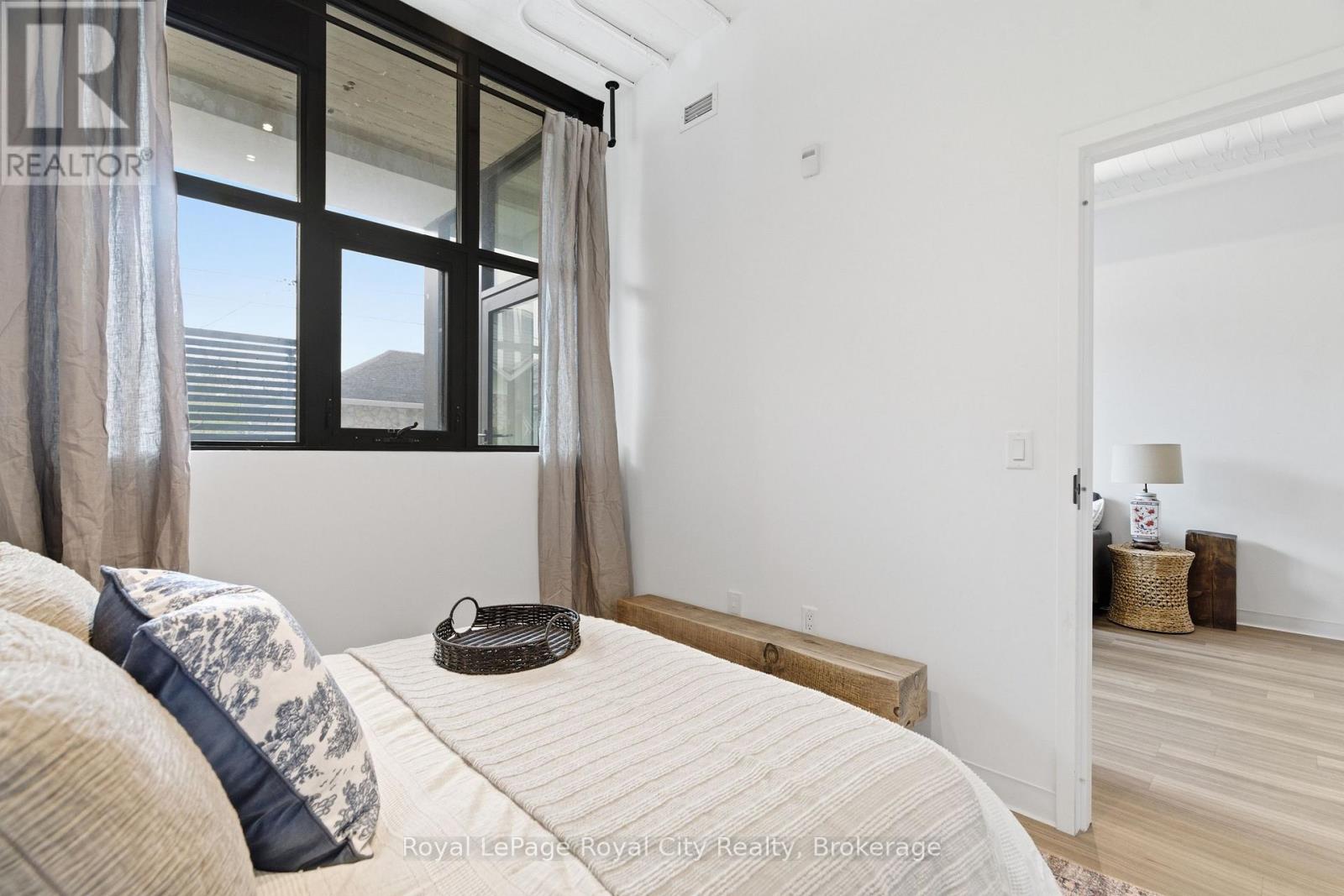 #112 120 HURON STREET - 20