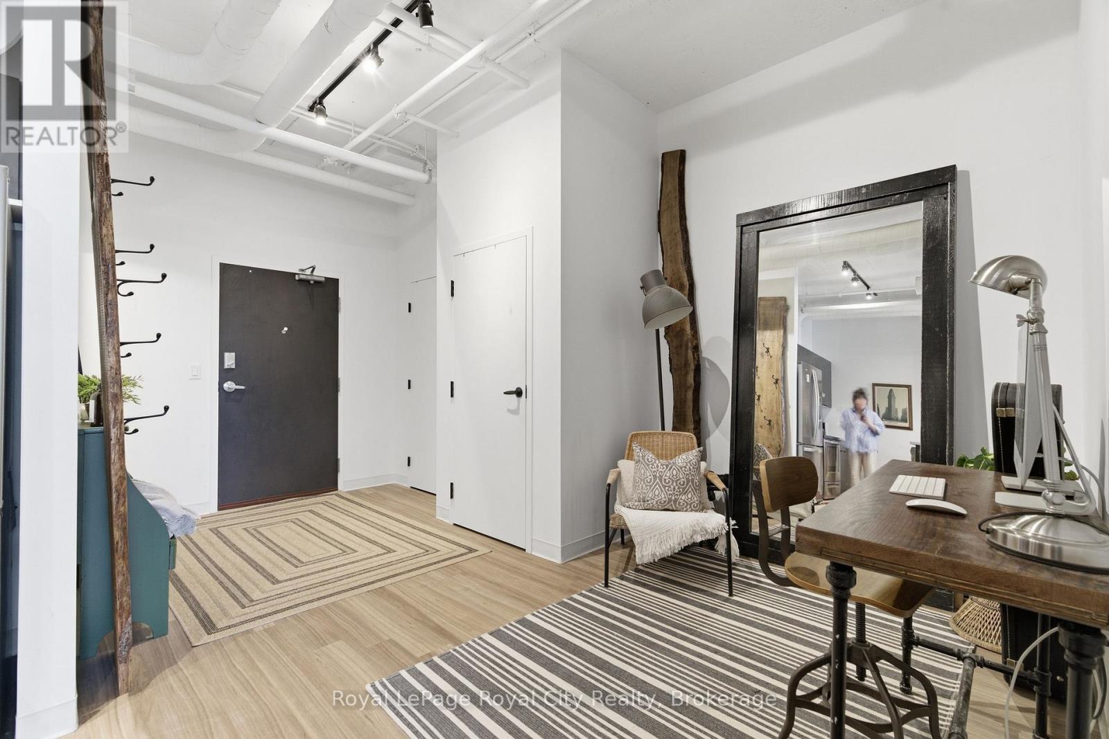 #112 120 HURON STREET - 21