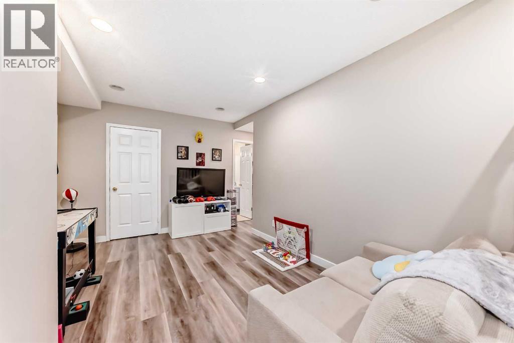 1-6, 8 Huntley Close NE - 15