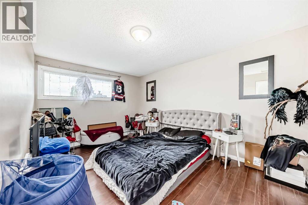 1-6, 8 Huntley Close NE - 11