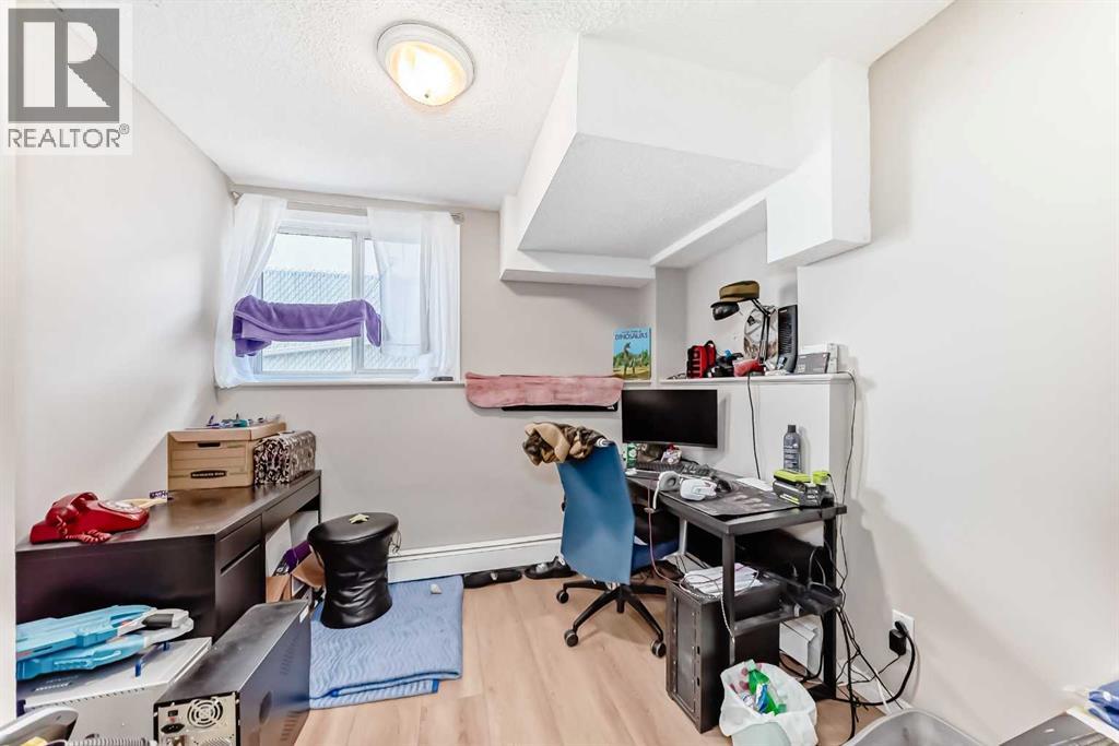 1-6, 8 Huntley Close NE - 25
