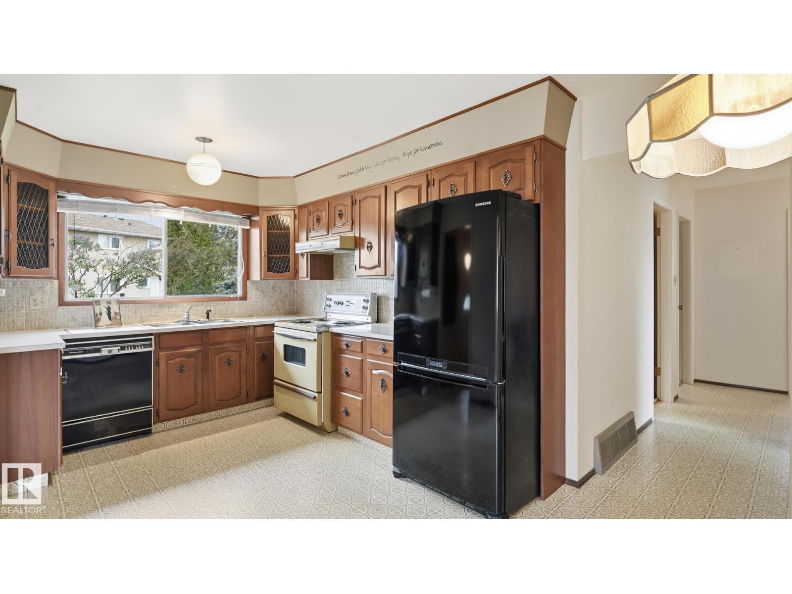 7408 40 AV NW - 10